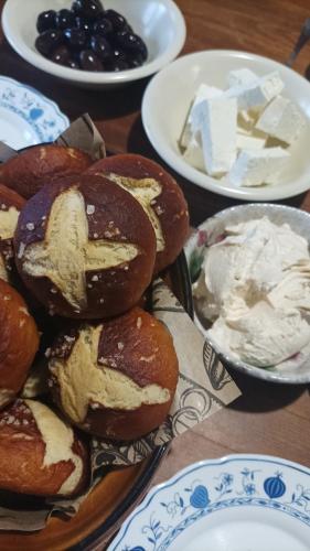 een bord met gebak op een tafel met andere borden met eten bij Bilkarskata Kashta in Gorsko Slivovo