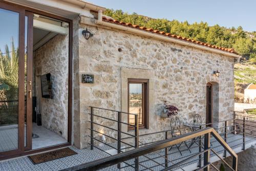 an external view of a stone house with a balcony at Athali villa in Krousón