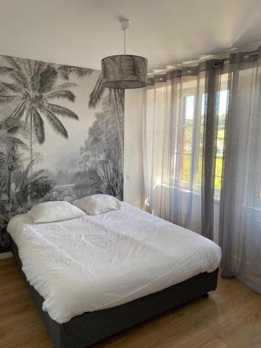 ein Schlafzimmer mit einem Bett mit einem Palmenmilch in der Unterkunft Black And White Swallow Fuiss in Fuissé