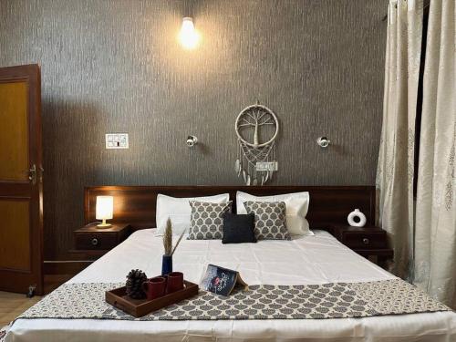 Aikyam Niwas - 1BHK Apartmentにあるベッド