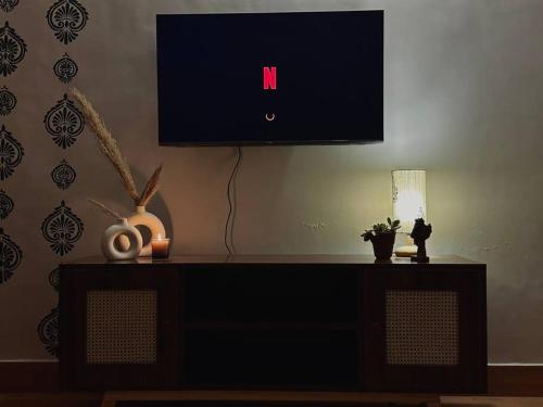 Aikyam Niwas - 1BHK Apartmentにあるテレビまたはエンターテインメントセンター