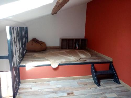 - un lit dans l'angle de la chambre dans l'établissement Sainte Madeleine's Appartments For 4, à Tournus
