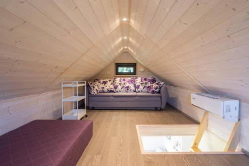 een kamer met een bank in een tiny house bij Veinimaja 