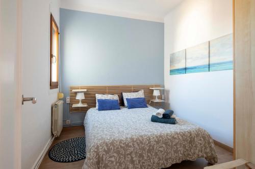 Un dormitorio con una cama con un osito de peluche. en Sunny Apt Barcelona 22@, en Barcelona