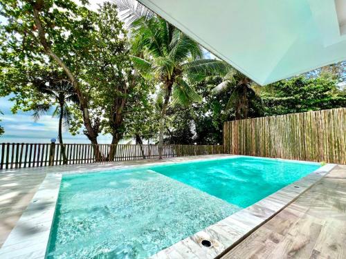 Bazén v ubytování Dojo poolvilla beach resort - private beach villa- nebo v jeho okolí