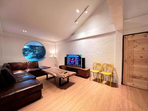 TV a/nebo společenská místnost v ubytování Dojo poolvilla beach resort - private beach villa-