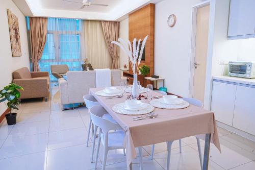 STOP 3 min walk to KLCC Cormar Suites 2BR Bathtub B89 D