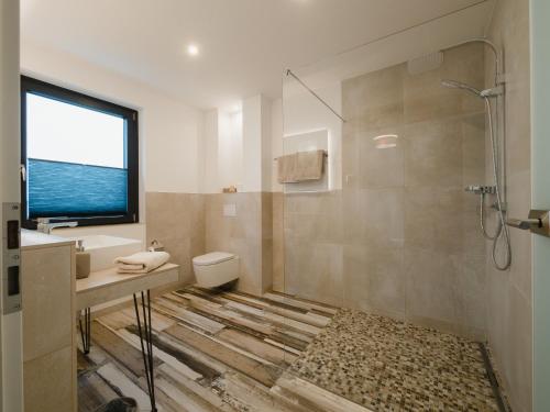een badkamer met een douche, een toilet en een wastafel bij Gästehaus Frieda in Schweigen-Rechtenbach