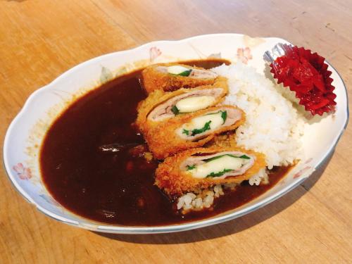京都市にあるKagan Hotel & Hostelの米・肉・ソース一皿