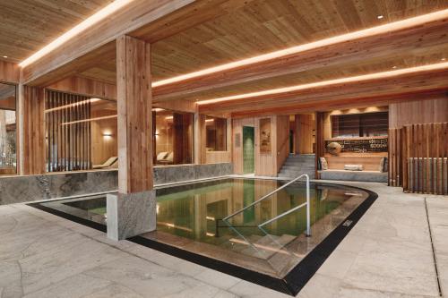 einem externen Blick auf ein Haus mit einem Pool in der Unterkunft Gut Stiluppe - Good Life Hotel in Mayrhofen