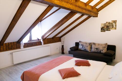 1 dormitorio con 1 cama grande y 1 sofá en Gong Studios, en Sibiu