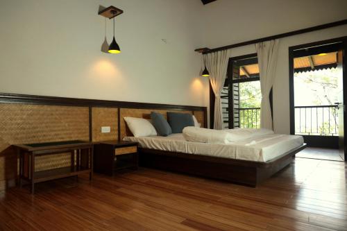 - une chambre avec un grand lit et une table dans l'établissement Red Panda Jungle Camp - A Unit of Davinchi Homes Pvt Ltd, à Gyalzing