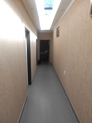 un pasillo en un edificio con techo en Crane Apartments no 5, en Lenasia