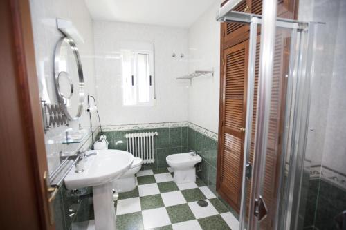 Ένα μπάνιο στο Apartamento Turístico La Ribera del Marco