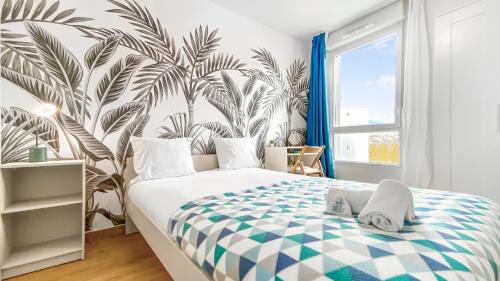 um quarto com uma cama com papel de parede tropical em COLOC LAGON - Belle Colocation haut de gamme de 3 chambres / Proche Gare / Parking gratuit / Balcon / Wifi & Netflix em Ville-la-Grand