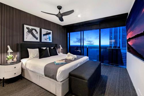 um quarto com uma cama grande e uma ventoinha de tecto em 2 Bedroom Apartment with Ocean Views - Circle on Cavill - Self Contained, Privately Managed em Gold Coast