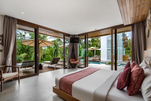 een slaapkamer met een bed en een balkon met een zwembad bij Villa Melissa by BaliSuperHost in Ubud