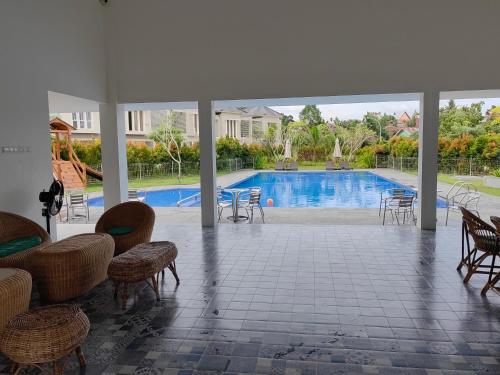 Бассейн в Sweet House Homestay Near Mall Pekanbaru Sudirman или поблизости