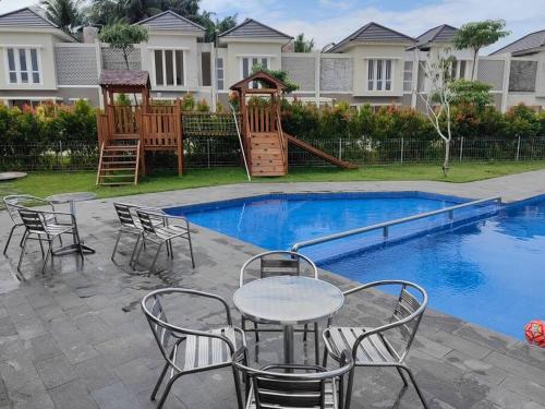 Бассейн в Sweet House Homestay Near Mall Pekanbaru Sudirman или поблизости