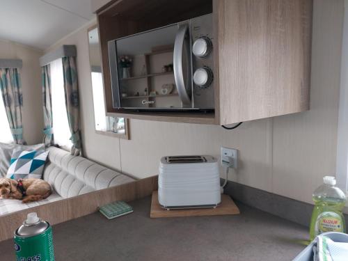 Dapur atau dapur kecil di 2 Brightholme Holiday Park 6 berth No pets