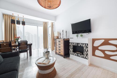 Μια τηλεόραση ή/και κέντρο ψυχαγωγίας στο Apartament B225 - Dune Beach Resort