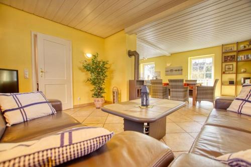 ein Wohnzimmer mit 2 Sofas und einem Tisch in der Unterkunft Ferienhaus Vogelberg, 8VGB06 in Heiligenhafen
