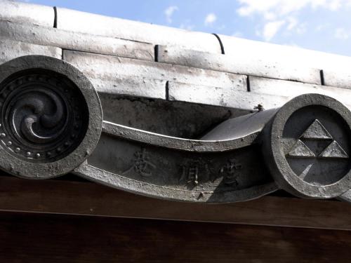 a wheel on the side of a building at Kita-Kamakura 520ゴーニーマル in Kamakura