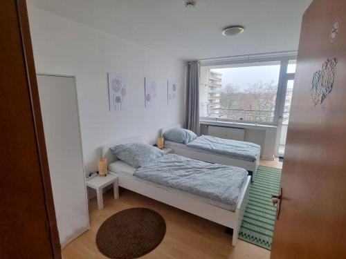 Habitación pequeña con 2 camas y ventana en Apartment with Balcony in Mönchengladbach, en Mönchengladbach