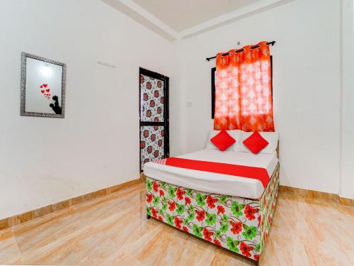 ein Schlafzimmer mit einem Bett in einem Zimmer in der Unterkunft OYO Flagship RJ Hotel in Nagpur