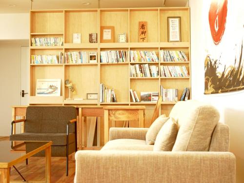 uma sala de estar com um sofá e uma estante de livros em Kita-Kamakura 520 em Kamakura