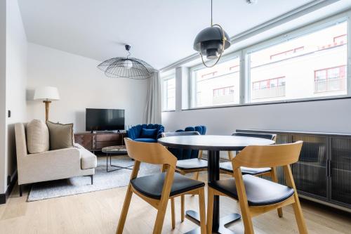 a living room with a table and chairs at Bob W Koti Katajanokka in Helsinki