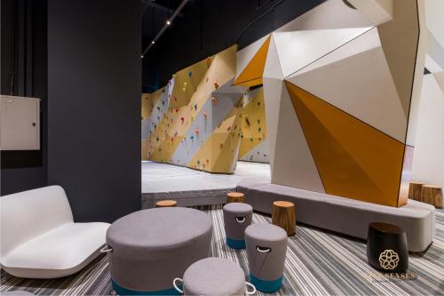 クアラルンプールにあるViiA Residence, Mid Valley KLのロッククライミングウォールと学校のあるロビー