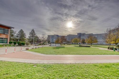 un parc en face d'un grand bâtiment dans l'établissement Ferienpark - Haus A, App 0AEG08, à Heiligenhafen