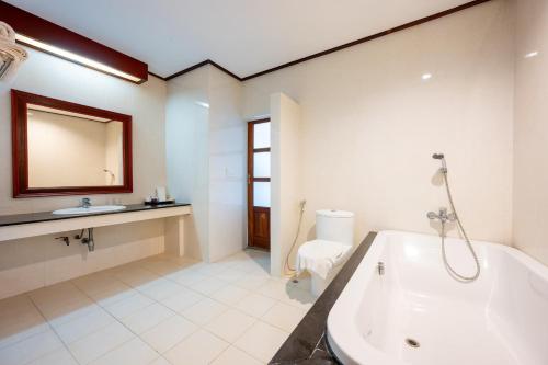 Un baño de The President Hotel at Chokchai 4