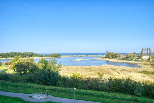Blick auf einen Golfplatz mit See in der Unterkunft Ferienpark - Haus B, App 0B0408 in Heiligenhafen