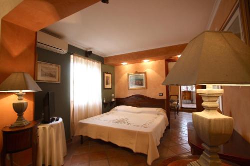羅馬的住宿－Marconi Penthouse，一间卧室配有一张床和一盏灯