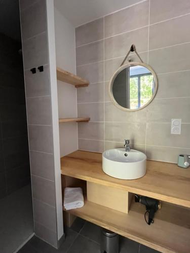 une salle de bain avec un lavabo et un miroir dans l'établissement Gite Lomegaja 6pers proche Lascaux et Sarlat, à La Chapelle-Aubareil