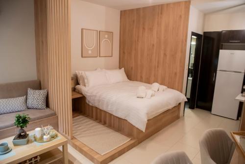 a small bedroom with a bed with towels on it at Ioannina Amazing Deluxe Apartment in Pedini