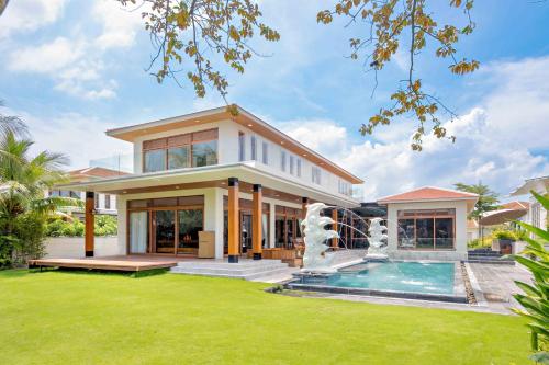 una casa con piscina en el patio en Dreamy Beach Villas And Resort, en Da Nang