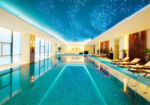 una piscina en un hotel con techo de estrellas en DoubleTree by Hilton Chongqing Wanzhou, en Wanzhou