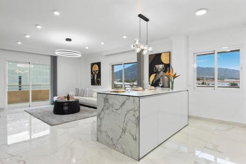 Vistas al mar en el centro de Puerto Banús 3 4H photo 3