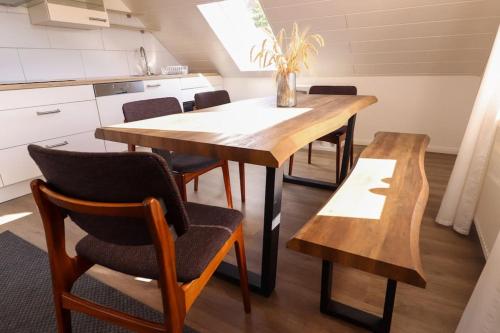 een keuken met een houten tafel en stoelen bij Naturzauber im Harz in Bad Lauterberg