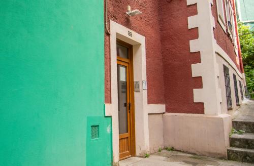 uma porta para um edifício com um azul em Bilbao centro Zumaia2 em Bilbao