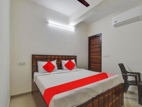 Tempat tidur dalam kamar di OYO Flagship Hotel Dream Palace