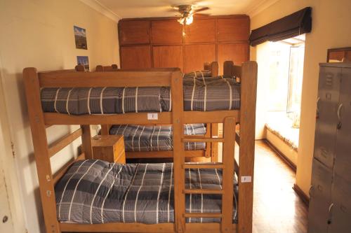 Rúm í herbergi á Inkawasi Miraflores Hostel