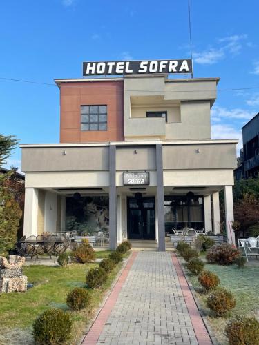 ein Gebäude mit einer Hotelsirea darüber in der Unterkunft Hotel sofra in Ferizaj