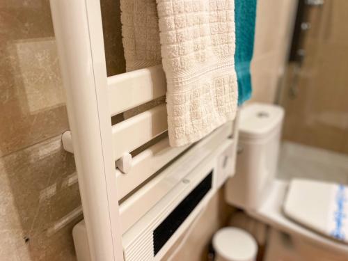 Bonita casa. Gran jardín. Con wifi.にあるバスルーム