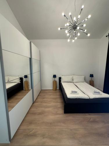 沃爾夫根的住宿－Modernes Ferienhaus，一间卧室配有一张床和一个吊灯