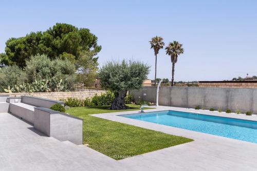 - une piscine dans une cour avec une cour dans l'établissement FlaBen Luxury Villa, à Avola