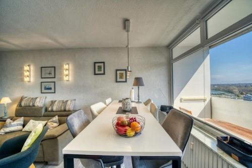 eine Schale Obst auf einem Tisch im Wohnzimmer in der Unterkunft Ferienpark - Haus C, App 0C1204 in Heiligenhafen